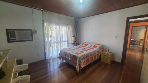 Casa em Porto Alegre, no bairro Nonoai, com 3 dormitório(s), e 3 banheiros, à venda.