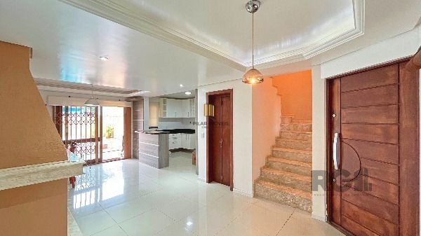 Casa em Porto Alegre, no bairro Hípica, com 3 dormitório(s), e 3 banheiros, à venda.