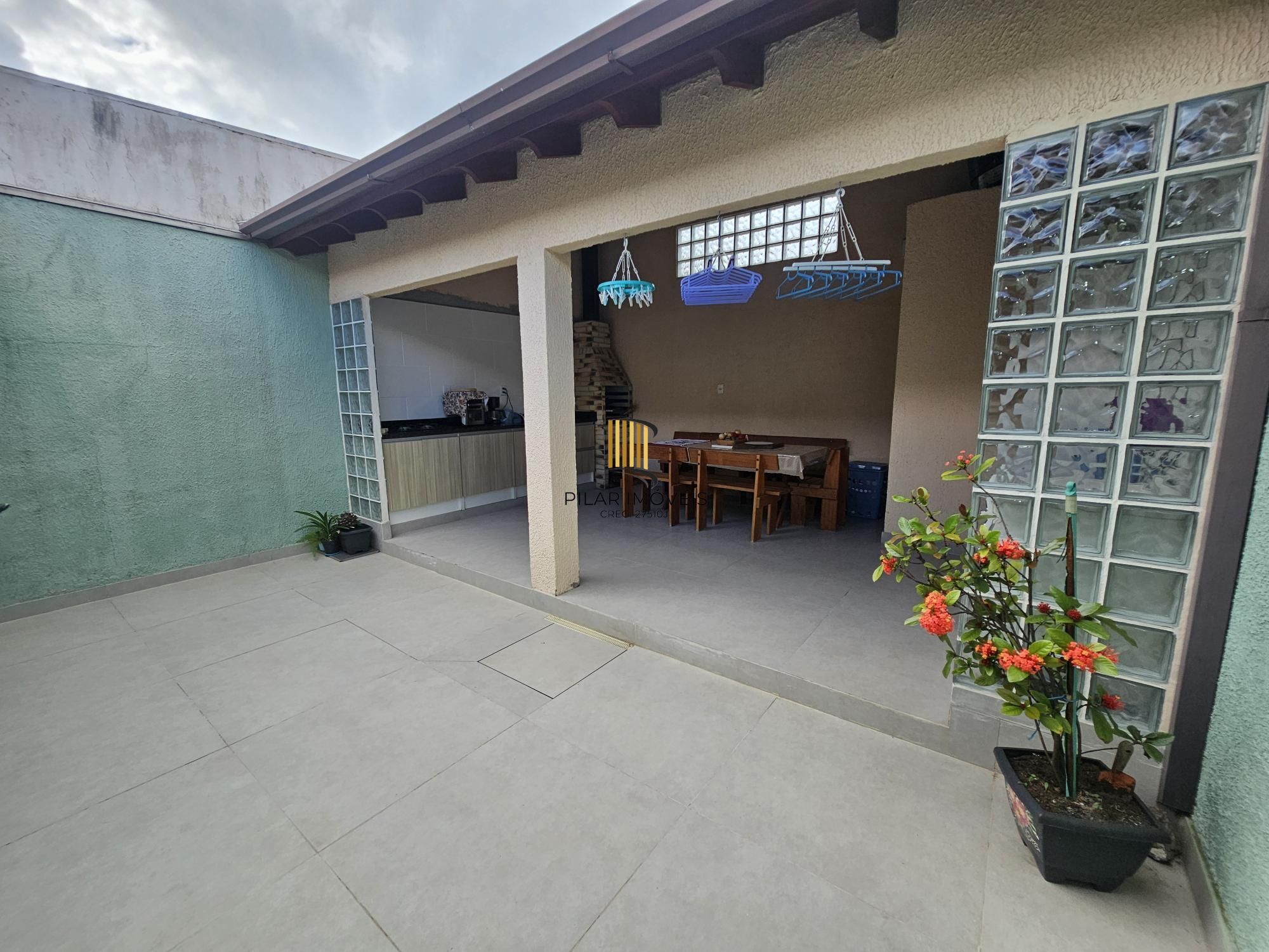 Casa 3 dormitórios 2 banheiros quiosque com churrasqueira cozinha gourmet moveis sob medida e garagem coberta na zona sul de Porto Alegre !