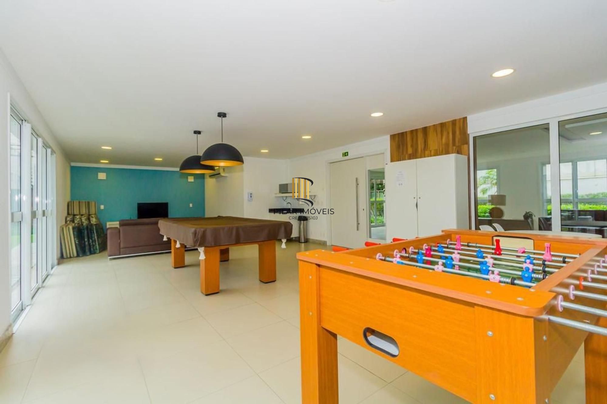 Apartamento semi mobiliado, 2 dormitórios, 1 suíte e 1 vaga de garagem coberta no bairro Menino Deus em Porto Alegre.