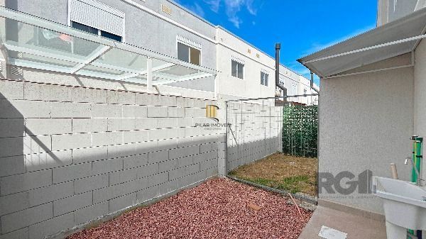 Casa em Porto Alegre, no bairro Vila Nova, com 2 dormitório(s), e 2 banheiros, à venda.