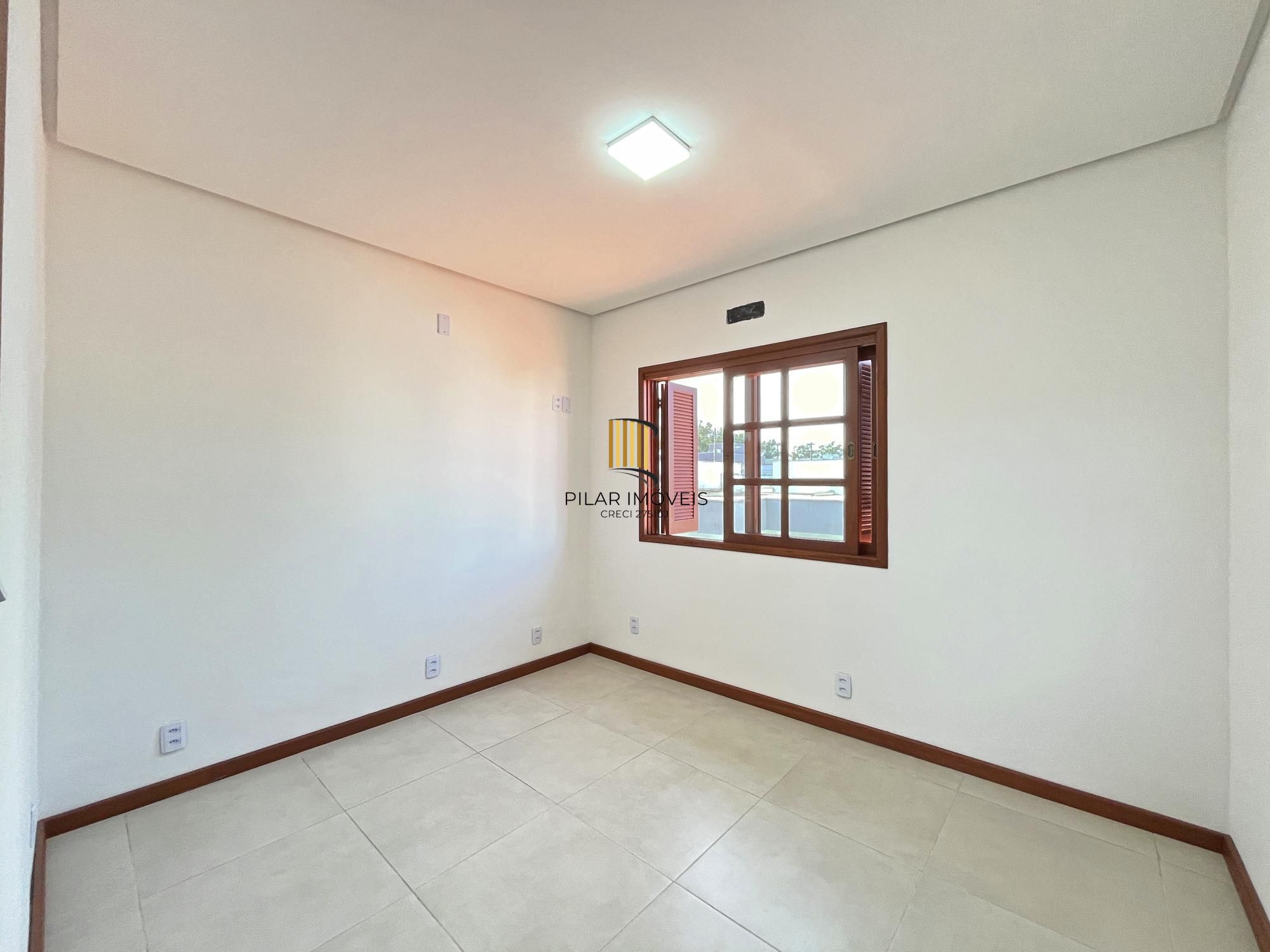 Casa com suíte no térreo em condomínio fechado