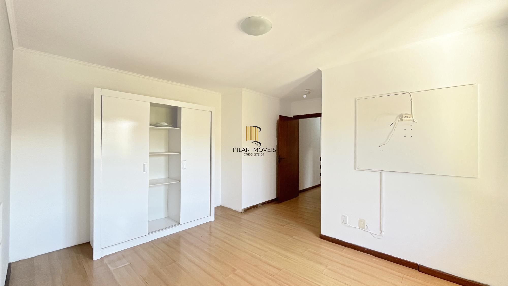 Casa 5 dormitórios no bairro Ipanema