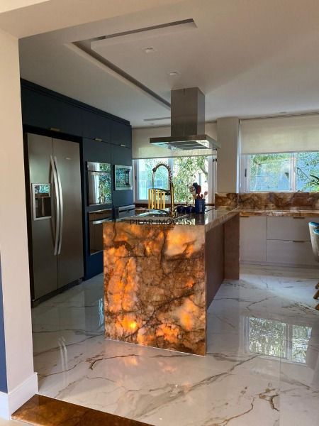Apartamento em Porto Alegre, no bairro Petrópolis, com 3 dormitório(s), e 3 banheiros, à venda.