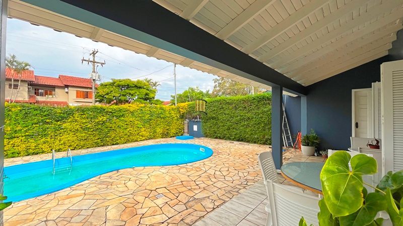 Casa de esquina com 285m², 3 dormitórios, sendo 1 suites, 4 vagas - amplo pátio com piscina,  Residencial Bahamas