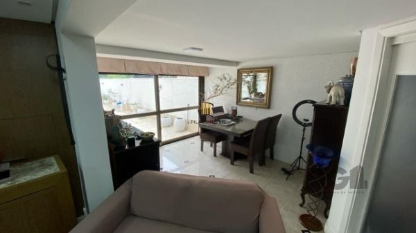 Apartamento em Porto Alegre, no bairro Auxiliadora, com 4 dormitório(s), e 4 banheiros, à venda.