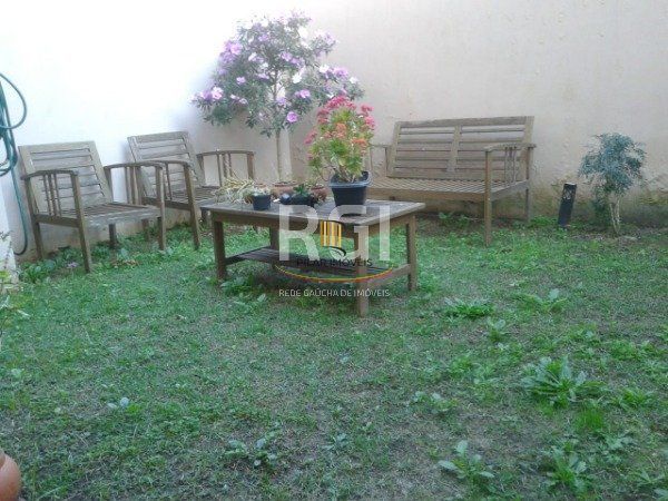 Casa em Porto Alegre, no bairro Hípica, com 3 dormitório(s), à venda.