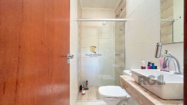 Casa em Porto Alegre, no bairro Guarujá, com 3 dormitório(s), e 3 banheiros, à venda.