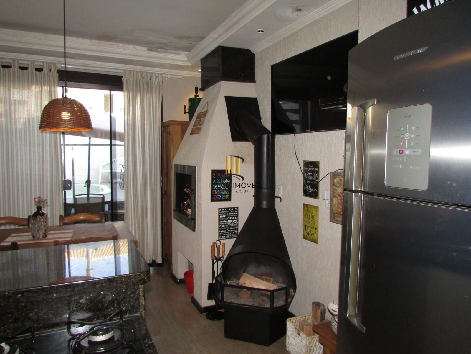 Casa na Zona sul de Porto Alegre com 02 dormitórios e pátio.