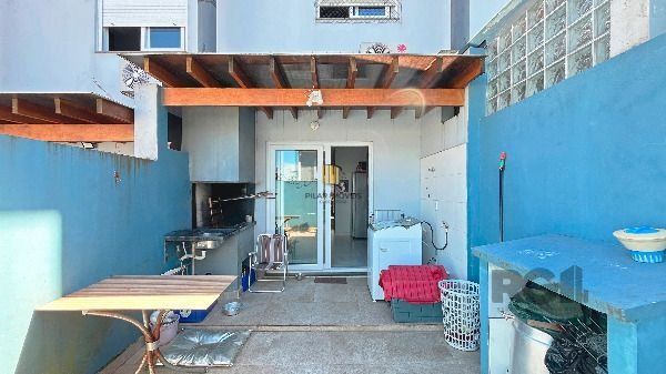 Casa em Porto Alegre, no bairro Guarujá, com 3 dormitório(s), e 3 banheiros, à venda.