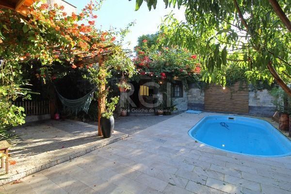 Casa Condominio em Porto Alegre, no bairro Ipanema, com 3 dormitório(s), e 3 banheiros, à venda.