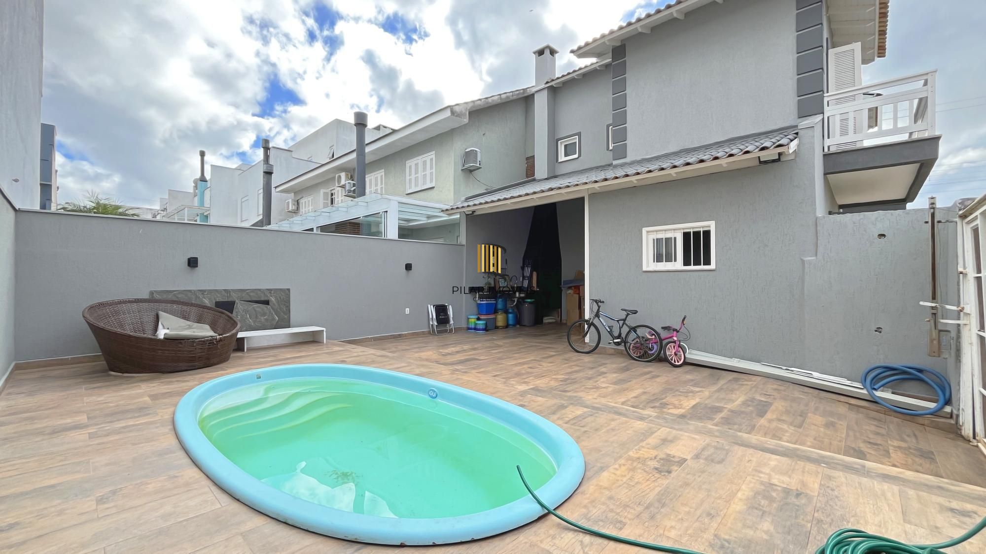 Casa 3 dormitórios no bairro Hípica