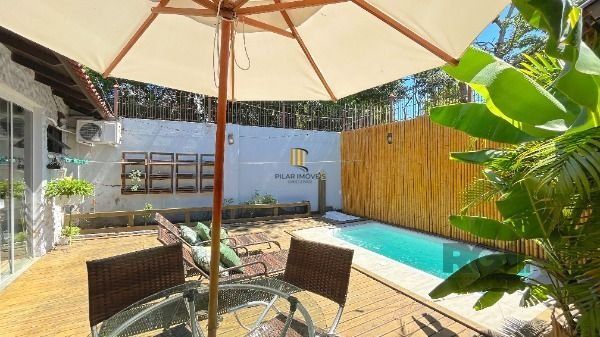 Casa 4 dormitórios no bairro Camaquã