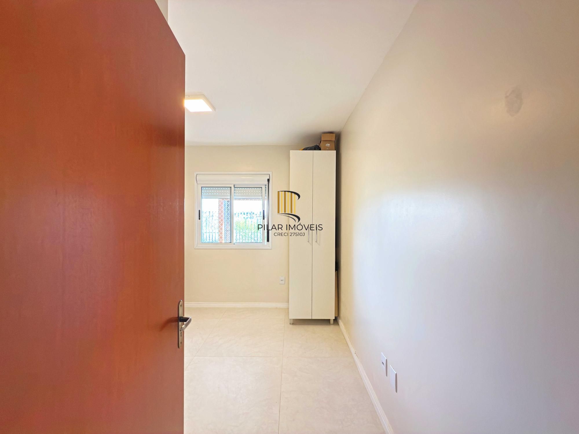 Excelente residência térrea totalmente reformada em condomínio fechado com 2 dormitórios e 2 vagas de garagens