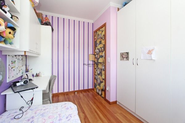 Ótima Casa com 3 dormitórios, semi mobiliada, pátio e vaga para carro.