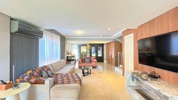 Casa em Porto Alegre, no bairro Aberta dos Morros, com 3 dormitório(s), e 3 banheiros, à venda.