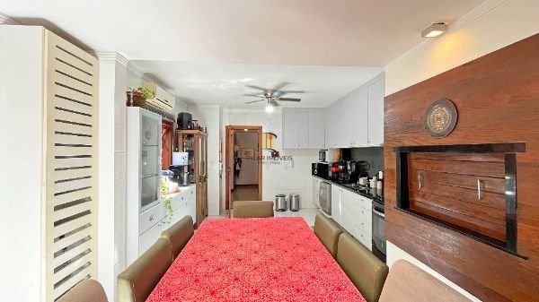 Casa Condominio em Porto Alegre, no bairro Cristal, com 4 dormitório(s), e 4 banheiros, à venda.