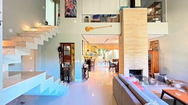 Casa em Porto Alegre, no bairro Hípica, com 3 dormitório(s), e 3 banheiros, à venda.