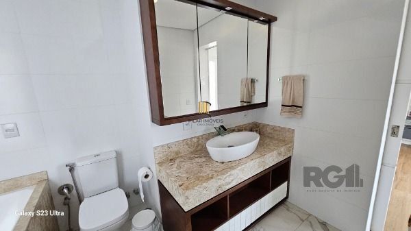 Casa em Porto Alegre, no bairro Hípica, com 3 dormitório(s), e 3 banheiros, à venda.