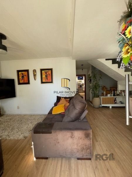 Casa em Porto Alegre, no bairro Vila Nova, com 3 dormitório(s), e 3 banheiros, à venda.