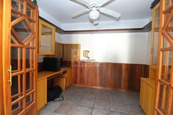 Casa em Porto Alegre, no bairro Ipanema, com 3 dormitório(s), e 3 banheiros, à venda.