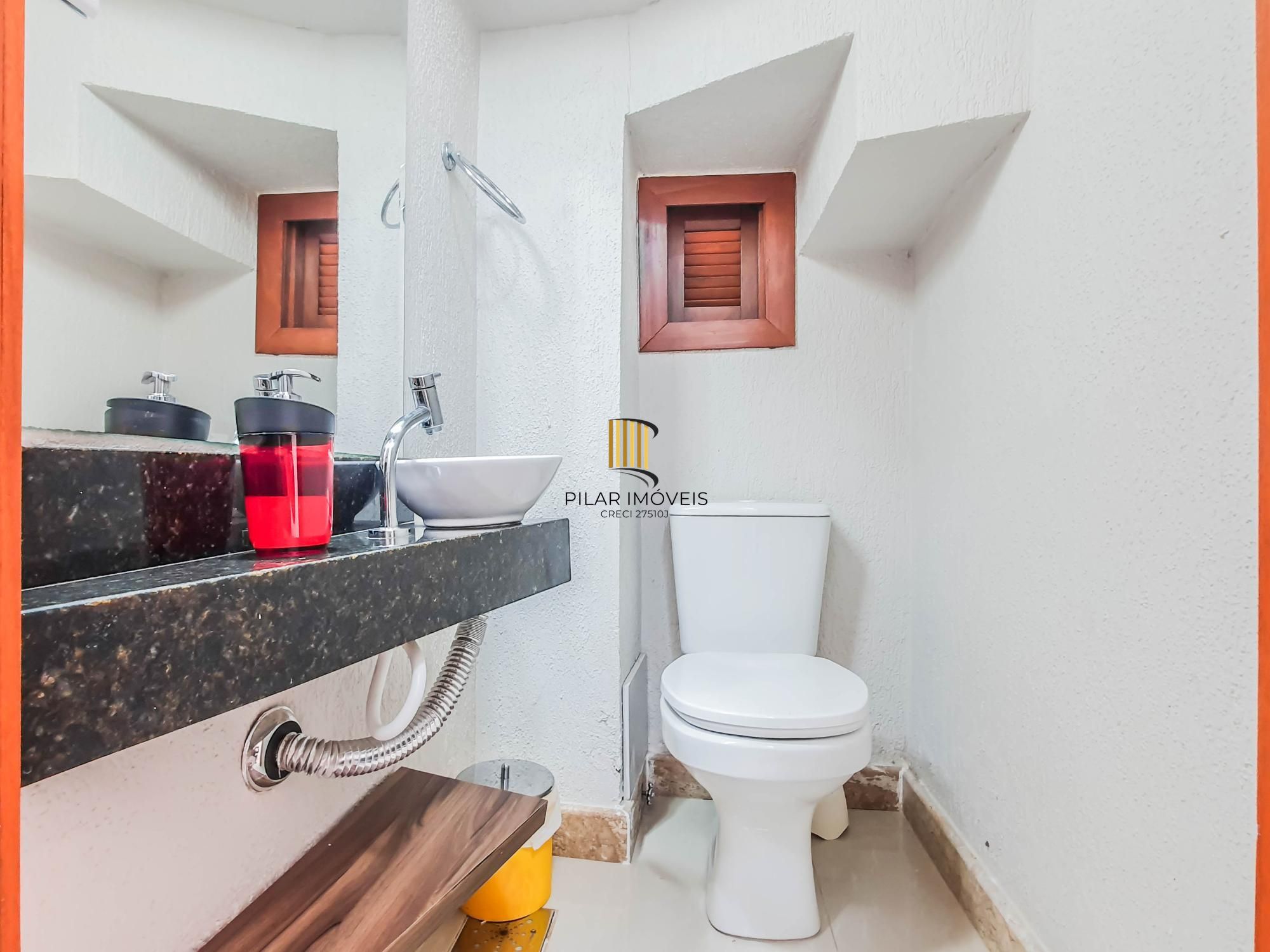 Sobrado 3 dormitórios com suíte totalmente mobiliado próximo a escola Cesi no bairro Hípica !