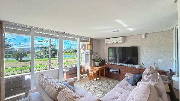 Casa em Porto Alegre, no bairro Hípica, com 3 dormitório(s), e 3 banheiros, à venda.