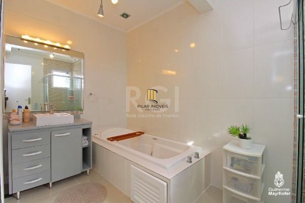 Casa 3 dormitórios no bairro Hípica