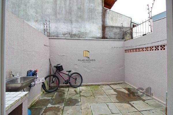 Casa em Porto Alegre, no bairro Hípica, com 2 dormitório(s), e 2 banheiros, à venda.