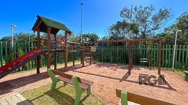 Casa terrea  03 dorm em condominio fechado com total infraestrutura na Zona Sul de Porto Alegre.
