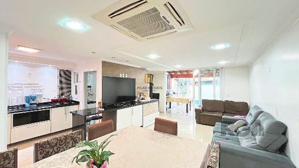 Casa em Porto Alegre, no bairro Hípica, com 3 dormitório(s), e 3 banheiros, à venda.