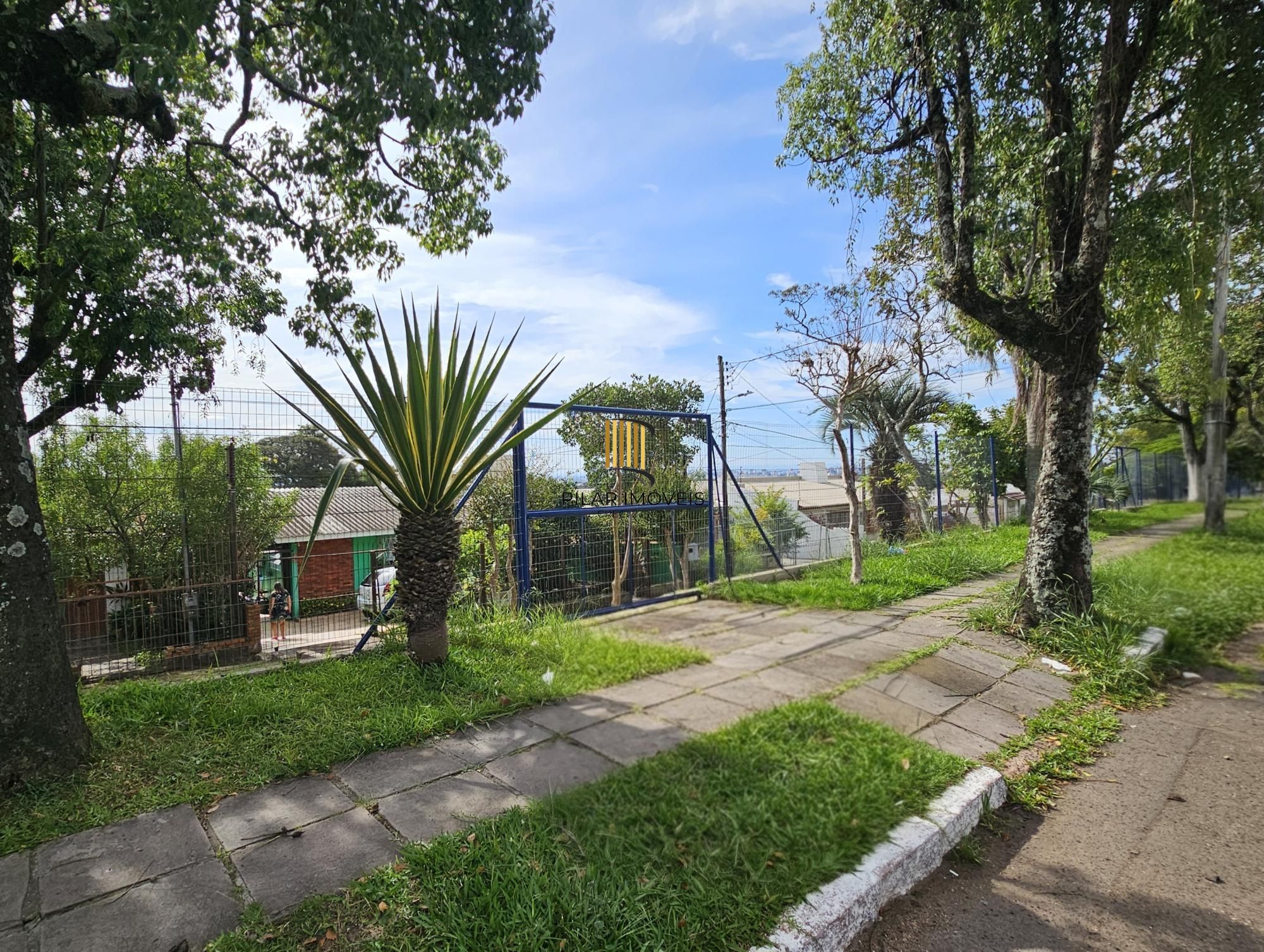 Casa 3 dormitórios e edícula com churrasqueira no bairro Medianeira !