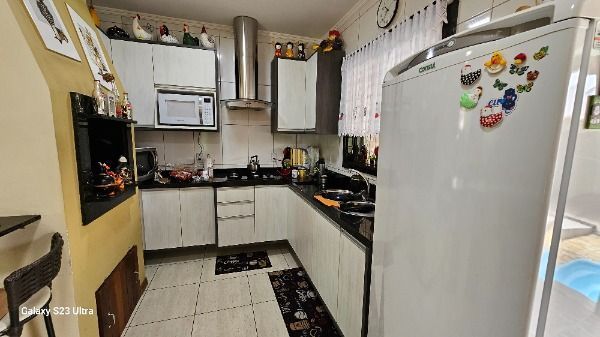 Casa em Porto Alegre, no bairro Vila Nova, com 3 dormitório(s), e 3 banheiros, à venda.