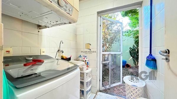 Casa em Porto Alegre, no bairro Hípica, com 3 dormitório(s), e 3 banheiros, à venda.