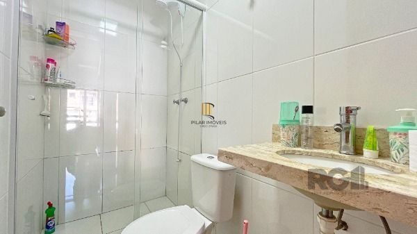 Casa em Porto Alegre, no bairro Guarujá, com 2 dormitório(s), e 2 banheiros, à venda.