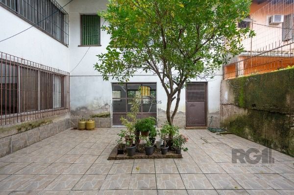 Casa em Porto Alegre, no bairro Medianeira, com 5 dormitório(s), e 5 banheiros, à venda.