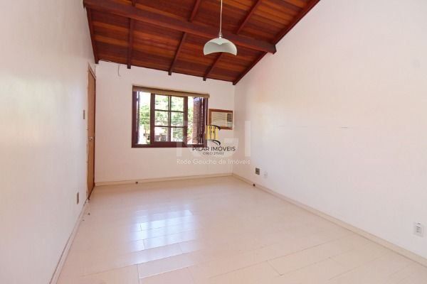 Casa em Porto Alegre, no bairro Ipanema, com 3 dormitório(s), e 3 banheiros, à venda.