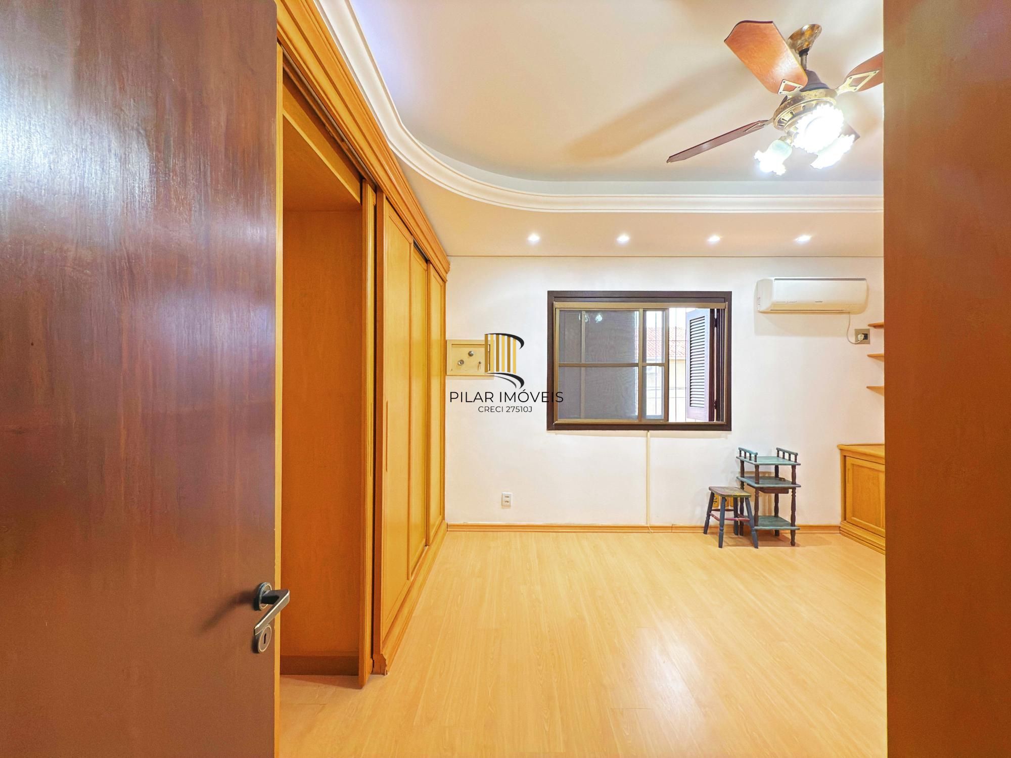 Residência á venda no bairro Guarujá com 2 dormitórios.