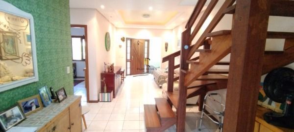 Casa em Porto Alegre, no bairro Nonoai, com 6 dormitório(s), e 6 banheiros, à venda.