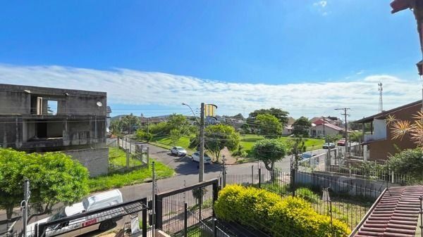 Casa em Porto Alegre, no bairro Guarujá, com 3 dormitório(s), e 3 banheiros, à venda.