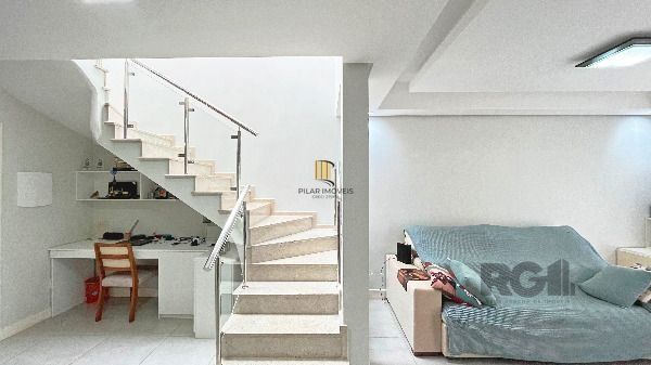 Casa em Porto Alegre, no bairro Hípica, com 3 dormitório(s), e 3 banheiros, à venda.
