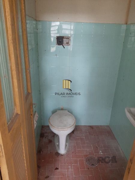 Casa em Porto Alegre, no bairro Cristal, com 4 dormitório(s), e 4 banheiros, à venda.