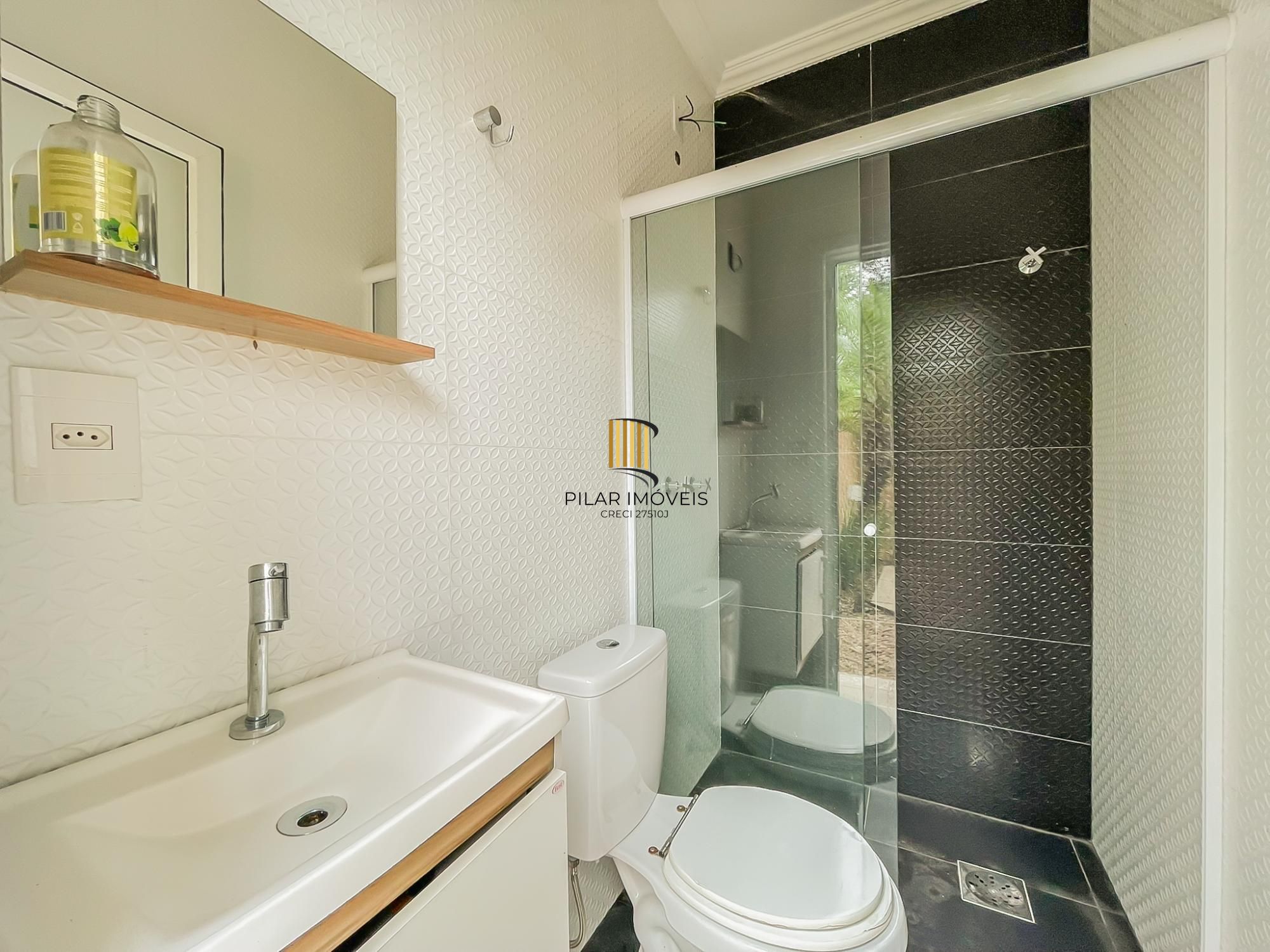 Casa ampla com piscina e suíte diferenciada em condomínio no Lagos de Ipanema zona Sul de Porto Alegre !