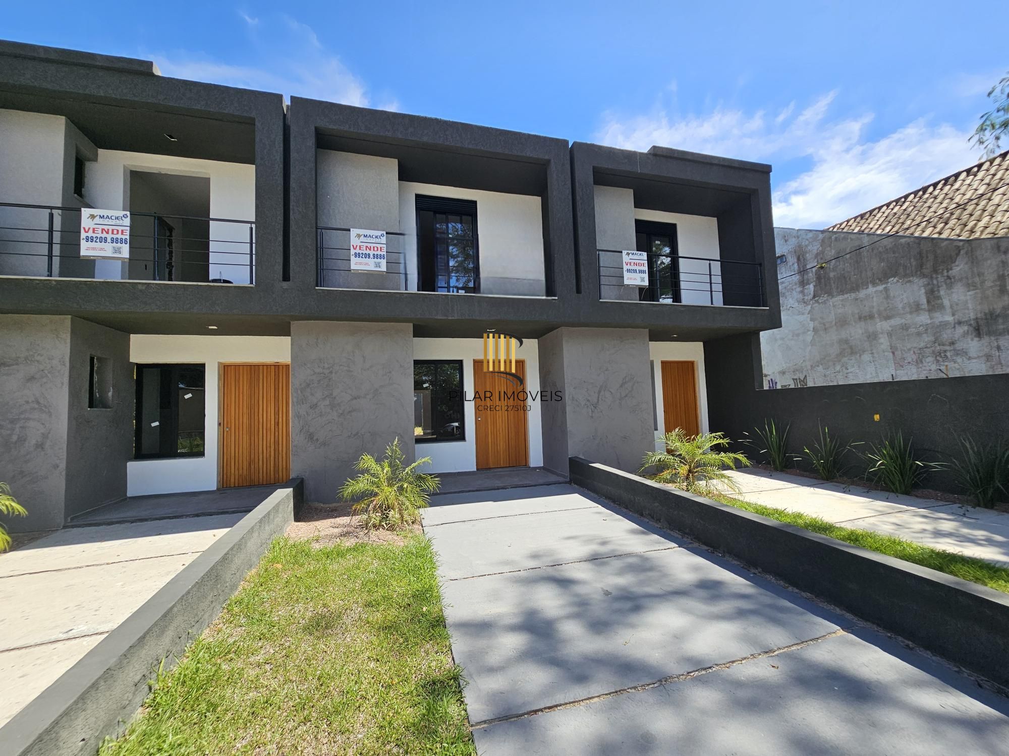Casa em Porto Alegre, no bairro Aberta dos Morros, com 3 dormitório(s), e 3 banheiros, à venda.