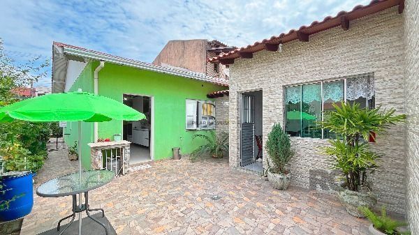 Casa em Porto Alegre, no bairro Hípica, com 2 dormitório(s), e 2 banheiros, à venda.
