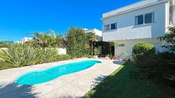 Casa Condominio em Porto Alegre, no bairro Hípica, com 3 dormitório(s), e 3 banheiros, à venda.