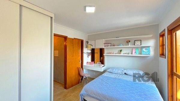 Casa em Porto Alegre, no bairro Guarujá, com 3 dormitório(s), e 3 banheiros, à venda.