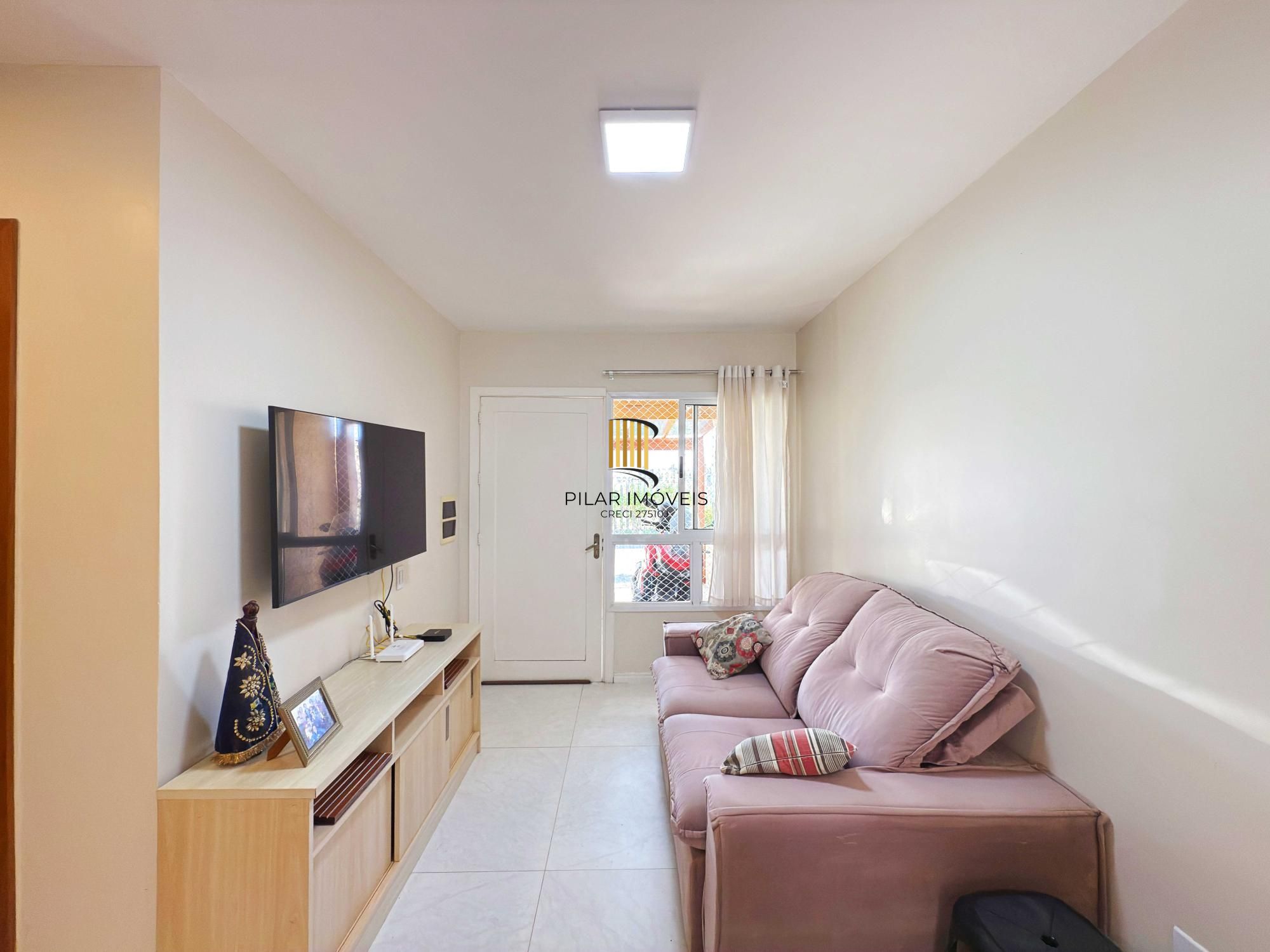 Excelente residência térrea totalmente reformada em condomínio fechado com 2 dormitórios e 2 vagas de garagens