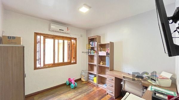 Casa em Porto Alegre, no bairro Aberta dos Morros, com 3 dormitório(s), à venda.