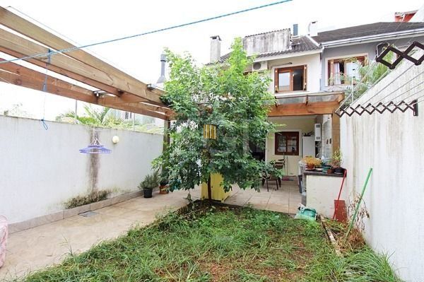 Casa em Porto Alegre, no bairro Espírito Santo, com 3 dormitório(s), à venda.